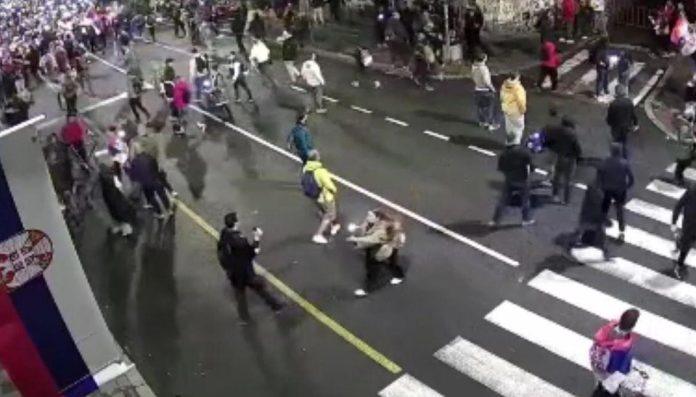 godinu-dana-posle-“dana-d”:-ulice-srbije-licile-na-bojna-polja,-prostorije-stranke-bile-meta-750-napada-–-sta-se-promenilo-danas-i-kako-gradani-vide-posledice