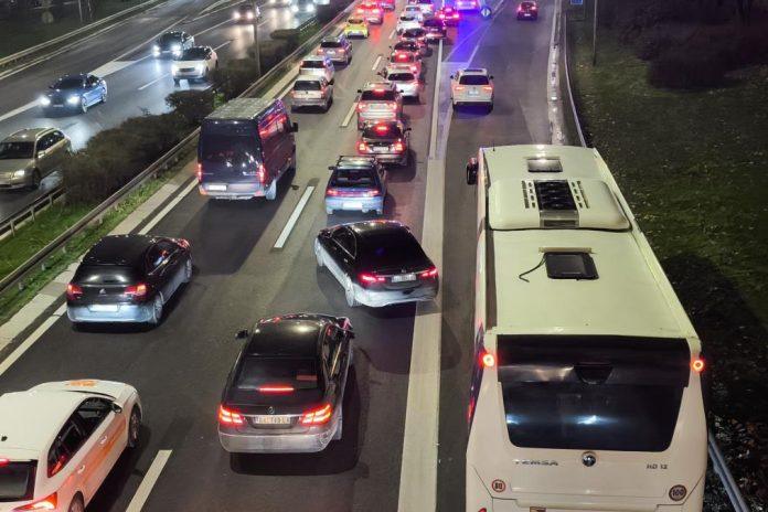 presek-stanja-na-granicama-tokom-veceri:-bez-guzvi-za-automobile-na-granicama,-kamioni-cekaju-do-cetiri-sata