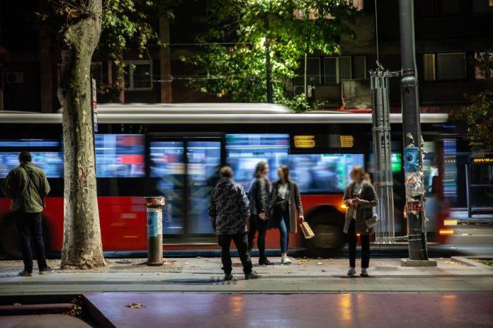 sudar-tramvaja-kod-batutove-saobracajni-haos-u-bulevaru,-jedna-zena-povredena!-stvaraju-se-guzve