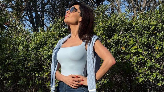 uske-farmerke-i-jos-uza-majica-na-bretele-voditeljka-rts-a-pokazala-koliko-je-zgodna-kad-se-utegne:-“savrsena-si-lepotice”