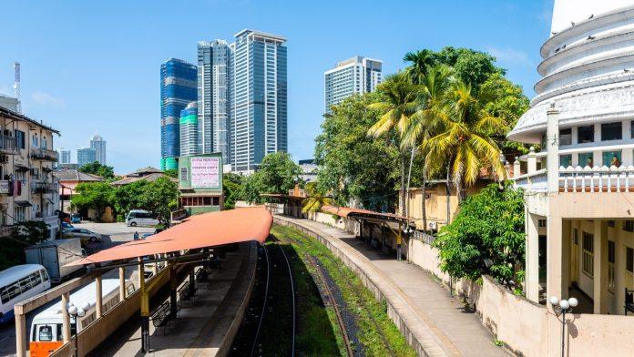 stroga-pravila-stednje!-ova-zemlja-uvela-cetvorodnevnu-radnu-nedelju:-vozaci-sipaju-ogranicene-kolicine-goriva