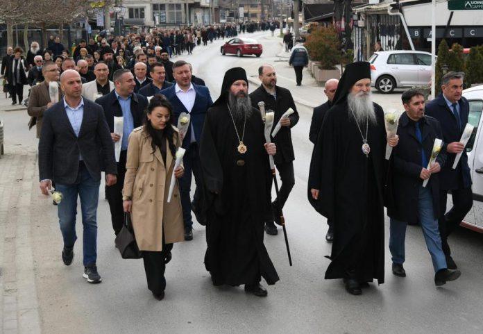“kada-strada-narod,-stradaju-i-svetinje”:-u-gracanici-obelezena-godisnjica-martovskog-pogroma-(foto)
