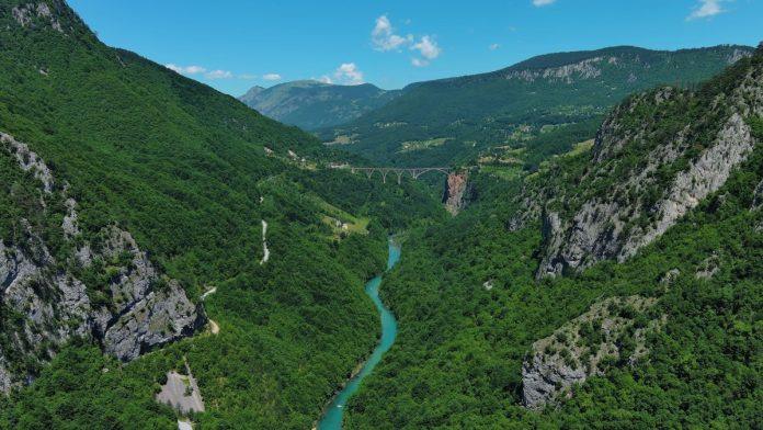 najdublji-kanjon-u-evropi-i-drugi-na-svetu,-nalazi-se-blizu-beograda,-a-malo-ko-i-za-za-njega:-kroz-njega-tece-kristalno-cista-reka-idealna-za-rafting