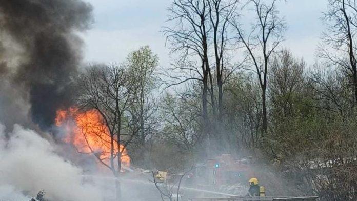 (foto)-barake-potpuno-izgorele!-lokalizovan-pozar-na-cukarici:-vatru-gasilo-13-vatrogasaca