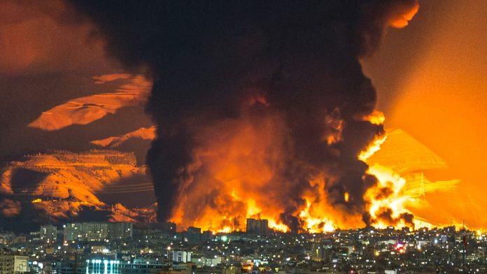 iran-prvi-put-ispalio-ove-razarajuce-rakete!-poceli-novi-krvavi-napadi,-na-meti-tri-grada:-odjekuju-eksplozije,-besne-pozari-(foto,-vido)