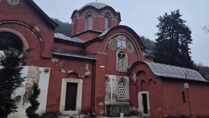 kult-predaka-u-plamenu-mrznje:-45-godina-od-paljenja-konaka-pecke-patrijarsije-–-zlocin-koji-je-najavio-martovski-pogrom