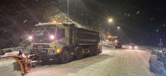 sedam-kamiona-aktivirano-na-zlatiboru!-sneg-veje,-putevi-prohodni-–-evo-gde-se-sve-zabelelo-(video)