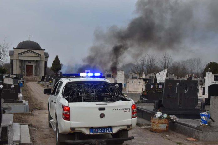 pozar-gutao-trsku-i-nisko-rastinje-u-kikindi:-vatrogasci-branili-groblje-i-kapelu-od-vatrene-stihije-(video)