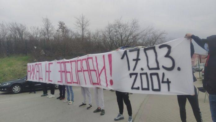 da-se-ne-zaboravi-17.-mart:-grupa-mladih-razvila-transparent-na-merdaru-u-znak-secanja-na-martovski-pogrom-srba-sa-kim