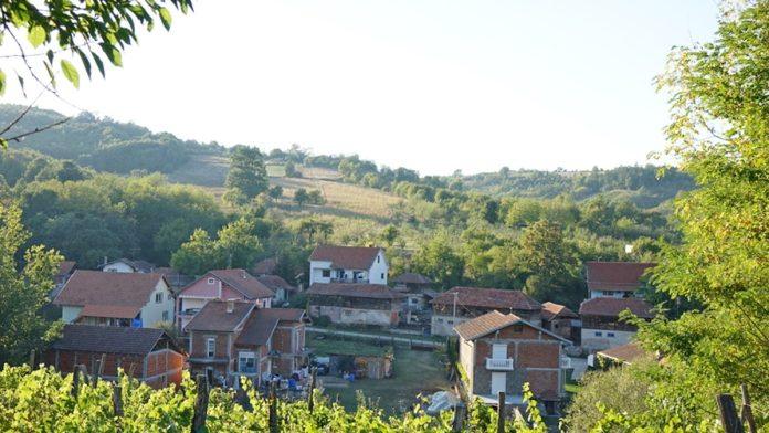 (foto,-video)-“ko-romantizuje-zivot-na-selu,-neka-dode-kod-mene-da-radimo!”-srbin-nasledio-staru-kucu,-pa-otkrio-surovu-istinu-o-“mirnom”-zivotu-o-kom-svi-mastaju:-“raspao-sam-se”