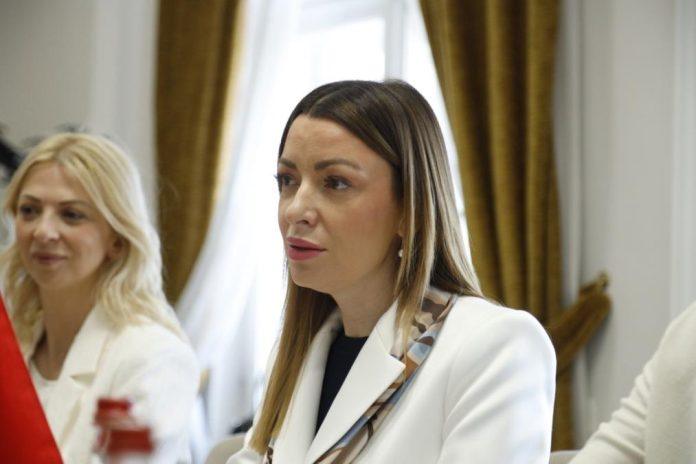 “ovo-nije-za-osudu,-vec-za-psihijatra”-brutalna-poruka-ministarke-mesarovic-zbog-ismevanja-bolesnog-decaka:-tvoja-drzava-i-predsednik-ce-uvek-biti-tu-za-tebe