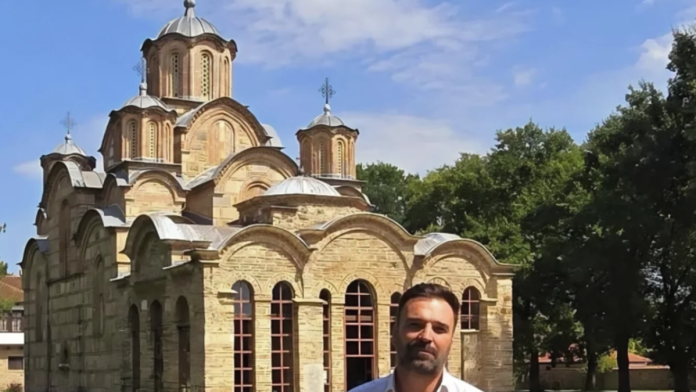 (foto)-“jos-smo-tu”-ivan-bosiljcic-posetio-gracanicu-na-godisnjicu-martovskog-pogroma,-poslao-snaznu-poruku