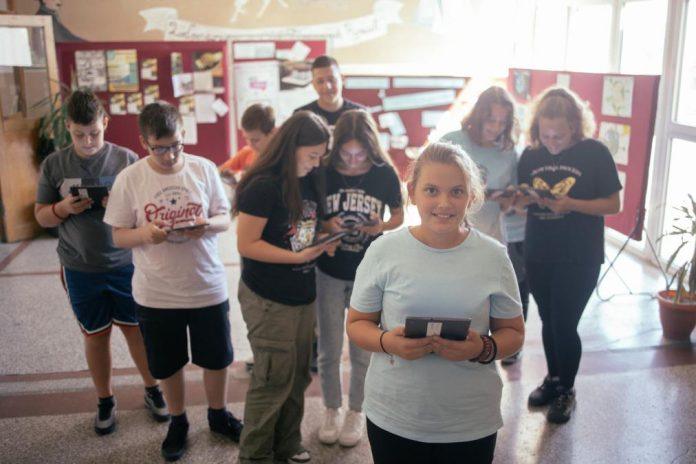 ucenici-pokazali-kako-internet-moze-da-bude-bezbedno-mesto-za-sve:-unicef,-ministarstvo-prosvete-i-yettel-nagradili-najbolje-ideje-ucenika!