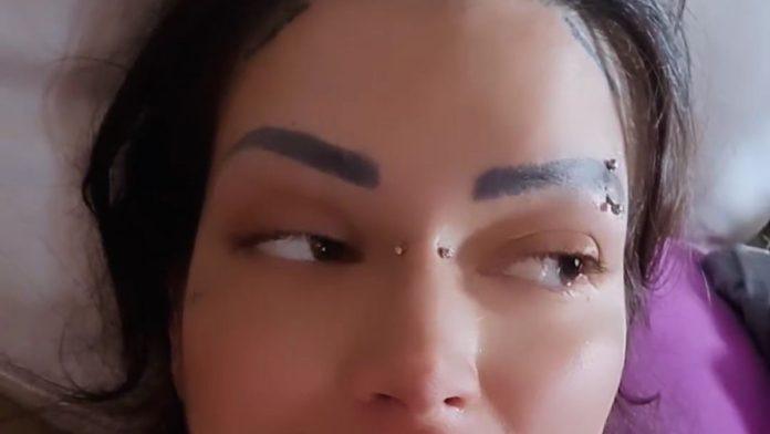 nasa-pevacica-pala-u-krevet-oglasila-se-na-mrezama-o-zdravstvenom-stanju:-“ne-budite-kao-ja”