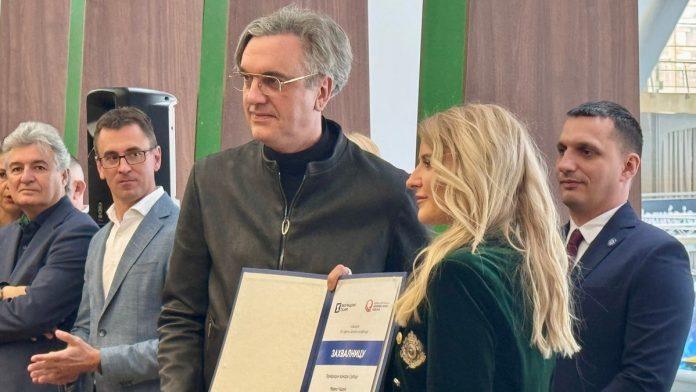 predsedniku-privredne-komore-srbije-marku-cadezu-dodeljena-zahvalnica-srpske-asocijacije-uvoznika-vozila-za-razvoj-e-mobilnosti