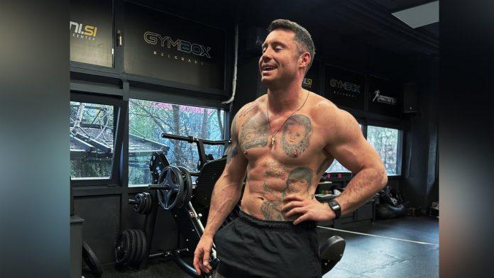 bivsi-muz-marije-mikic-se-napucao,-pa-pokazao-tetovirane-grudi-dok-ona-ljubi-advokata,-on-isklesao-svaki-misic:-“snaga-koja-te-vraca-kad-padnes”