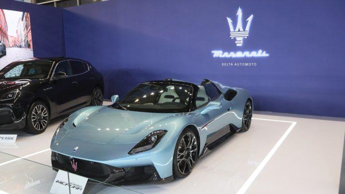 ovaj-lepotan-nestvarne-boje-jedan-je-od-najskupljih-modela!-“uhvatili”-smo-ga-na-sajmu-automobila,-najveca-je-zvezda-na-celom-salonu-(foto/video)