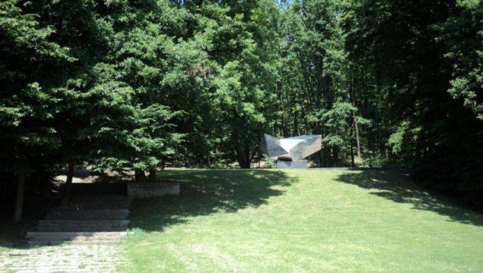 skandalozno:-ispred-spomen-parka-zrtvama-ustaskog-rezima-u-hrvatskoj-postavljene-lezaljke-suncanje