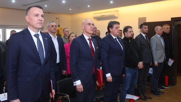 Скупштина-Напретка-одбила-оставку-управе;-Гашић:-Људе-које-имамо-морамо-да-чувамо