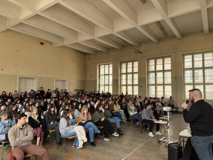 ne-sedajte-za-volan-nakon-konzumiranja-alkohola:-predavanje-o-bezbednosti-u-saobracaju-za-maturante-gimnazije-u-krusevcu-–-potresna-ispovest-milana-mitica