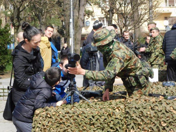 od-modernog-naoruzanja-do-“lazara-3”-promocija-vojnog-poziva-u-loznici:-druzenje-vojnika-s-gradanima-(foto)
