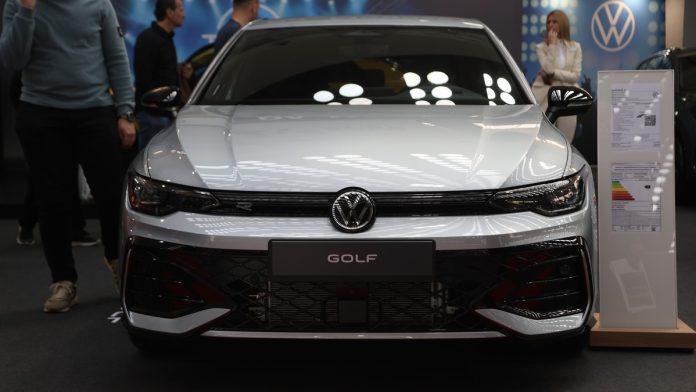 golf-privukao-najvise-paznje-na-sajmu-automobila!-evo-koliko-kosta-omiljeno-vozilo-srba:-ima-i-sajamski-popust-(foto)