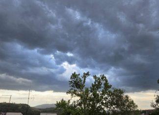 TAMNI OBLACI PREKRILI NEBO: Ovi delovi Srbije biće na udaru pljuskova tamni-oblaci-prekrili-nebo:-ovi-delovi-srbije-bice-na-udaru-pljuskova