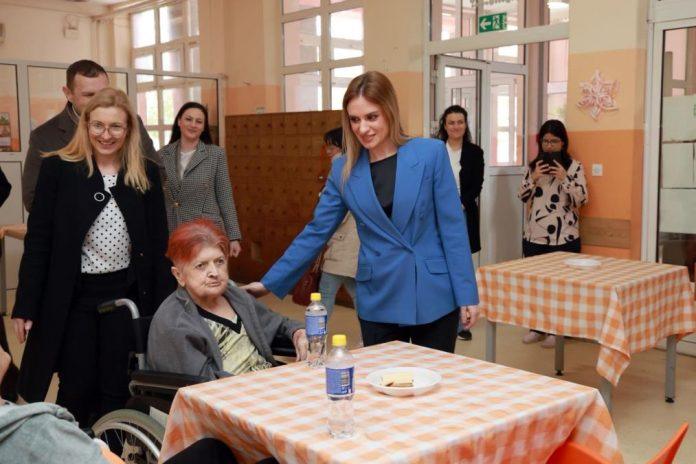 rekonstrukcija-zavrsena-pre-roka!-ministarka-stamenkovski-posetila-gerontoloski-centar-u-kucevu