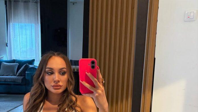 legla-na-pod-ispred-ogledala,-a-dekolte-bukti-luna-dogani-izazovno-pozirala,-a-komplimenti-se-samo-nizu-(foto)