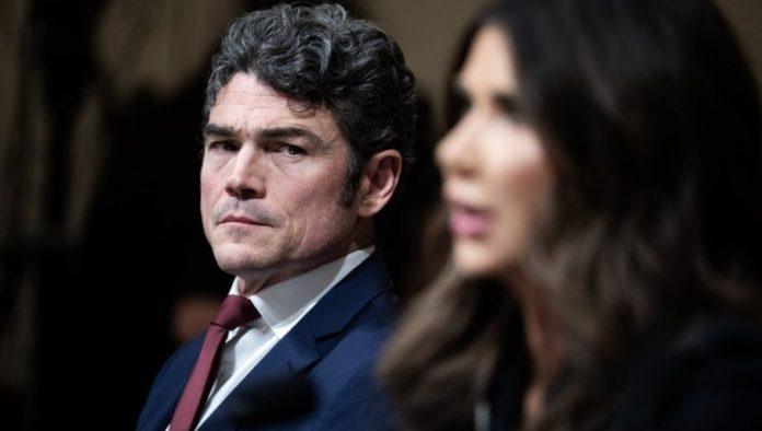 dojucerasnji-trampov-obavestajac-udario-na-belu-kucu:-izrael-nas-je-uvukao-u-rat,-dao-kordinate-da-gadamo-skolu