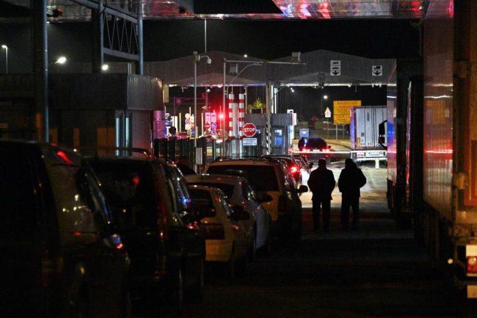 amss-upozorio-vozace-na-poledicu-i-maglu:-objavljeno-i-stanje-na-prelazima-tokom-veceri,-kamioni-cekaju-i-do-4-sata