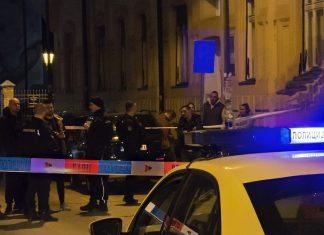 (FOTO) JEDAN MLADIĆ PAO SA TERASE, DVOJICA IZBODENA NOŽEM Krvavi sukob u širem centru Novog Sada: Ulica zatvorena, sve vrvi od policije (foto)-jedan-mladic-pao-sa-terase,-dvojica-izbodena-nozem-krvavi-sukob-u-sirem-centru-novog-sada:-ulica-zatvorena,-sve-vrvi-od-policije