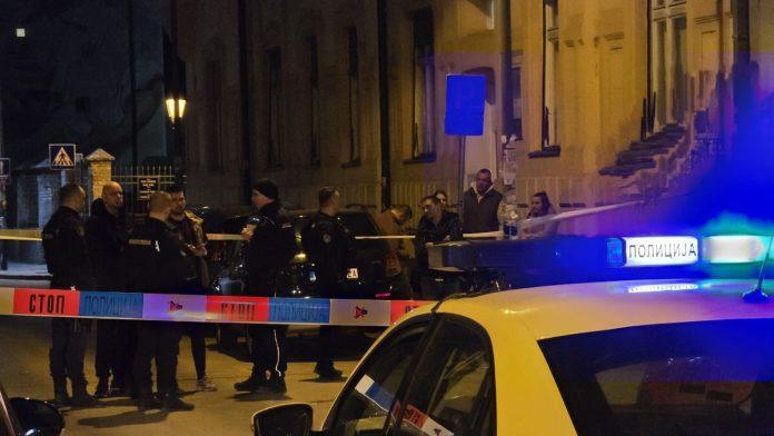 (foto)-jedan-mladic-pao-sa-terase,-dvojica-izbodena-nozem-krvavi-sukob-u-sirem-centru-novog-sada:-ulica-zatvorena,-sve-vrvi-od-policije