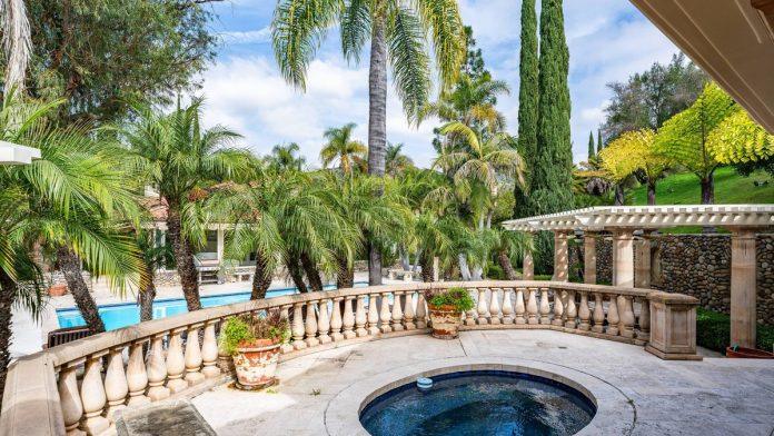 osnivac-herbalifea-prodaje-ranc-sa-zooloskim-vrtom:-zebre-umesto-komsija,-cena-25-miliona-dolara-(foto)