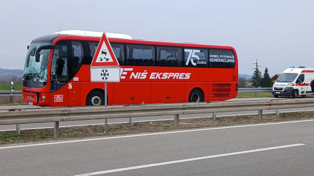 Судар-аутобуса-и-камиона-на-ауто-путу-Београд-–-Ниш,-четири-особе-повређене Судар-аутобуса-и-камиона-на-ауто-путу-Београд-–-Ниш,-четири-особе-повређене