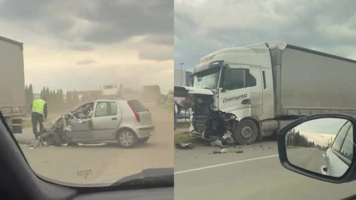 jezive-slike-sa-mesta-nesrece-u-dobanovcima!-vatrogasci-izvlacili-muskarca-iz-smrskanog-“punta”,-nakon-sudara-sa-kamionom-(foto,-video)