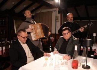 OŽIVELI HIT CUNETA I TOZOVCA: Unuk Vere Ivković i mladi pevač sa Acom Sofronijevićem udružili snage (FOTO) oziveli-hit-cuneta-i-tozovca:-unuk-vere-ivkovic-i-mladi-pevac-sa-acom-sofronijevicem-udruzili-snage-(foto)