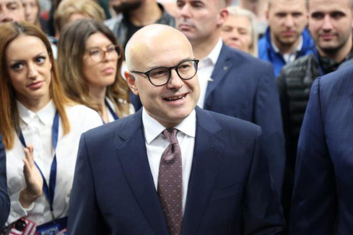 veliki-dan,-gradani-ce-cuti-ove-poruke:-lider-sns-vucevic-otkrio-detalje-sutrasnjeg-skupa-u-areni:-“dolazi-predsednik-vucic,-razgovarace-s-narodom…”