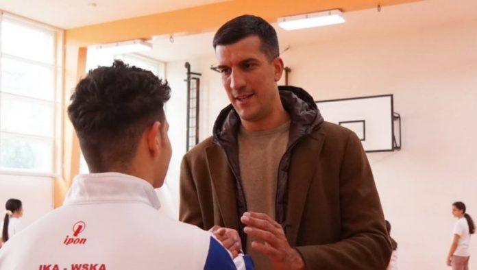 keselj-posetio-kladovo:-urucio-sportsku-opremu-osnovnoj-skoli-i-lokalnim-klubovima-(foto)