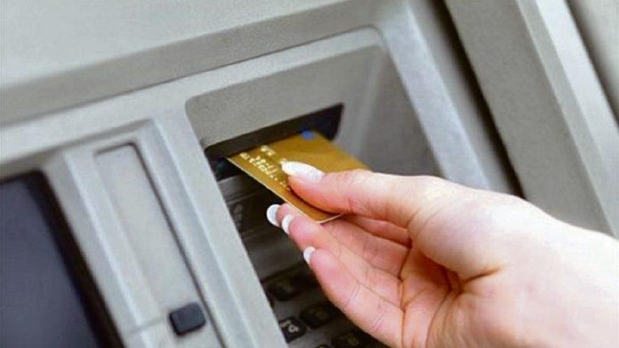 trenutak-nepaznje-na-bankomatu-moze-skupo-da-vas-kosta:-pojavila-se-nova-prevara-sa-“nevidljivim-koncem”,-evo-kako-zastititi-novac
