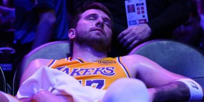 doncic-hit-na-drustvenim-mrezama-–-odigrao-istorijski-mec,-pa-spavao-na-klupi-(foto/video) doncic-hit-na-drustvenim-mrezama-–-odigrao-istorijski-mec,-pa-spavao-na-klupi-(foto/video)