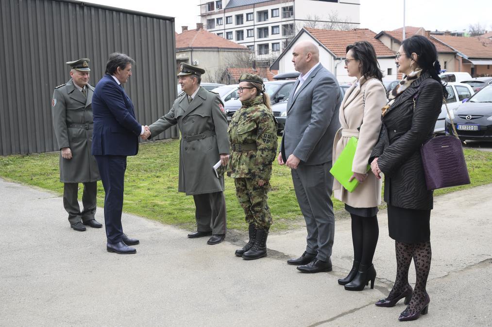 ulaganja-u-zdravstvo-i-standard-vojske:-ministar-gasic-obisao-garnizonsku-ambulantu-u-leskovcu-(foto) ulaganja-u-zdravstvo-i-standard-vojske:-ministar-gasic-obisao-garnizonsku-ambulantu-u-leskovcu-(foto)