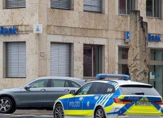 PROLAZNIK PRONAŠAO 35 LJUDSKIH ZUBA NA ULICI Misterija u Nemačkoj: Policija pokrenula istragu prolaznik-pronasao-35-ljudskih-zuba-na-ulici-misterija-u-nemackoj:-policija-pokrenula-istragu