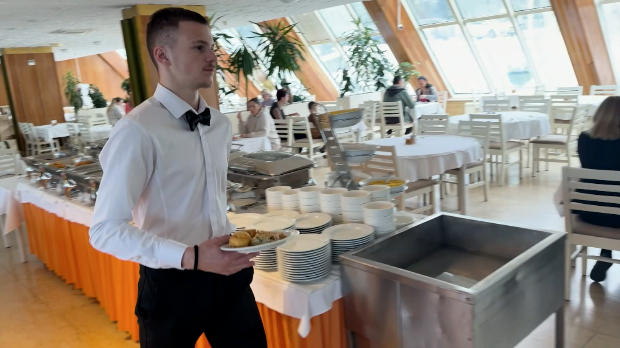 Српски-угоститељи-зараде-на-Јадрану-и-до-3.000-евра-–-ко-служи-госте-у-Србији Српски-угоститељи-зараде-на-Јадрану-и-до-3.000-евра-–-ко-служи-госте-у-Србији