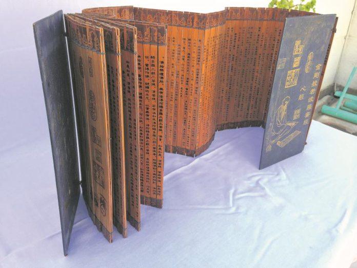 kineska-zbirka:-knjige-napravljene-od-pirinca-i-slova-jestivih-boja