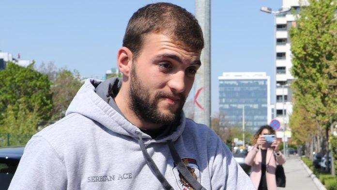 (foto)-veljko-raznatovic-u-gradskom-prevozu-potpuno-promenio-izgled-i-zivotni-stil