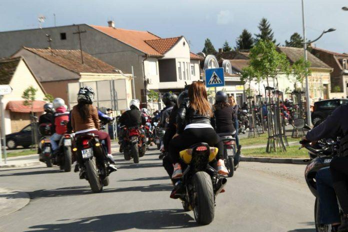 mitrovcani-ne-razmisljaju-gde-ce-za-prvi-maj:-grad-ponovo-postaje-centar-bajkera-i-dobrog-provoda-(foto)