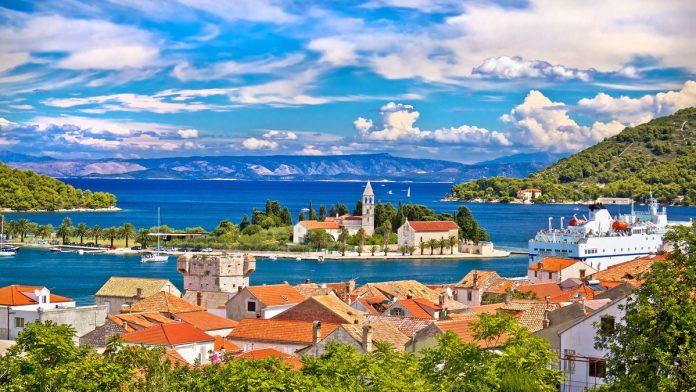 kristalno-cisto-more-ispred-ulaznih-vrata:-prodaje-se-kuca-od-210-kvadrata-na-ovom-hrvatskom-ostrvu,-ima-potencijal-za-luksuzne-apartmane