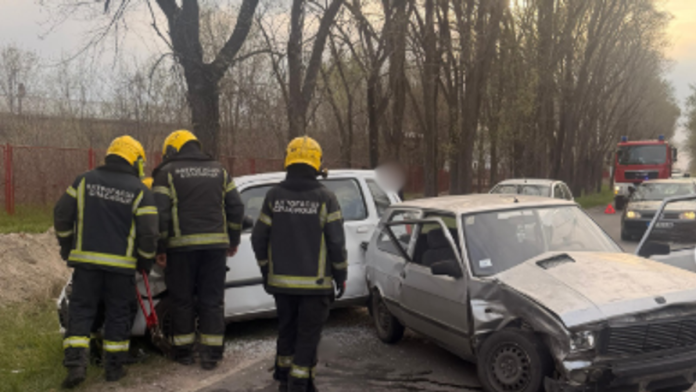 (foto)-teska-saobracajna-nesreca-kod-rafinerije-u-novom-sadu-ima-povredenih!-sve-hitne-sluzbe-dojurile-na-lice-mesta