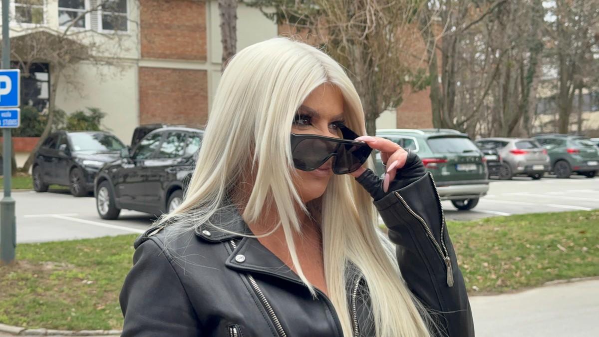 privatnim-avionom-do-dare-bubamare-24-godine-mladi-decko-pevacice-je-iznenadio-u-crnoj-gori:-“lakse-im-je-ovde-da-se-vidaju” privatnim-avionom-do-dare-bubamare-24-godine-mladi-decko-pevacice-je-iznenadio-u-crnoj-gori:-“lakse-im-je-ovde-da-se-vidaju”